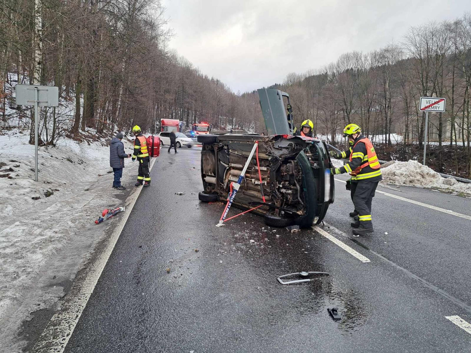 Stabilizační tyče a klíny využili u dopravní nehody hasiči k tomu, aby havarované vozidlo zajistili proti dalšímu pohybu