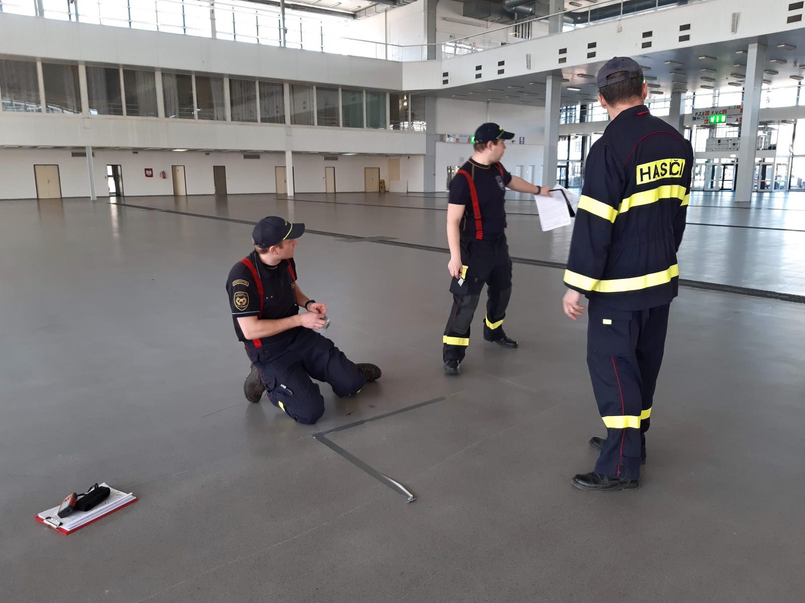 Stavba KACPU na brněnském výstavišti_1.3._hasiči vyměřují prostory.jpg