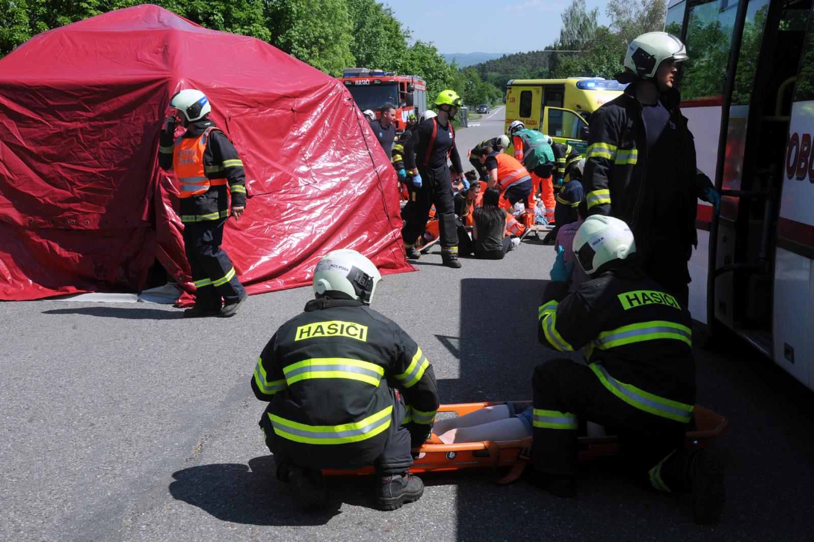 Taktické cvičení dopravní nehoda 2 OA a bus, Písek - 18. 5. 2022 (40).JPG