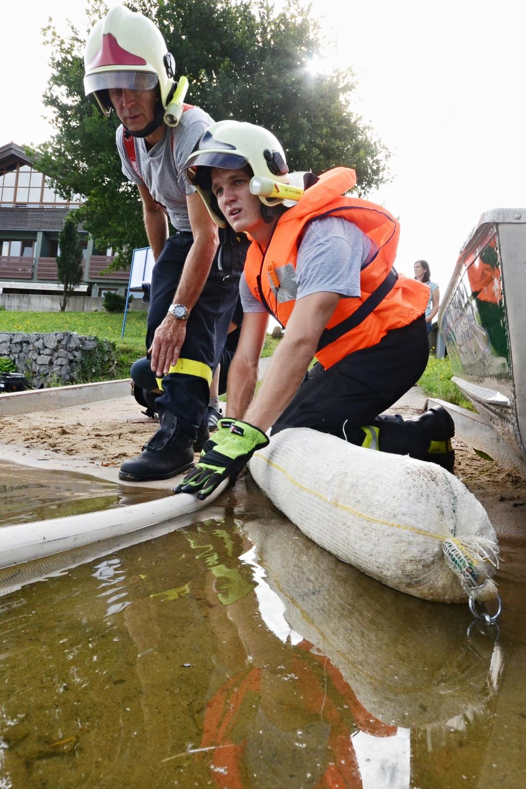 Únik ropné látky Píšťany jezero 1c.jpg