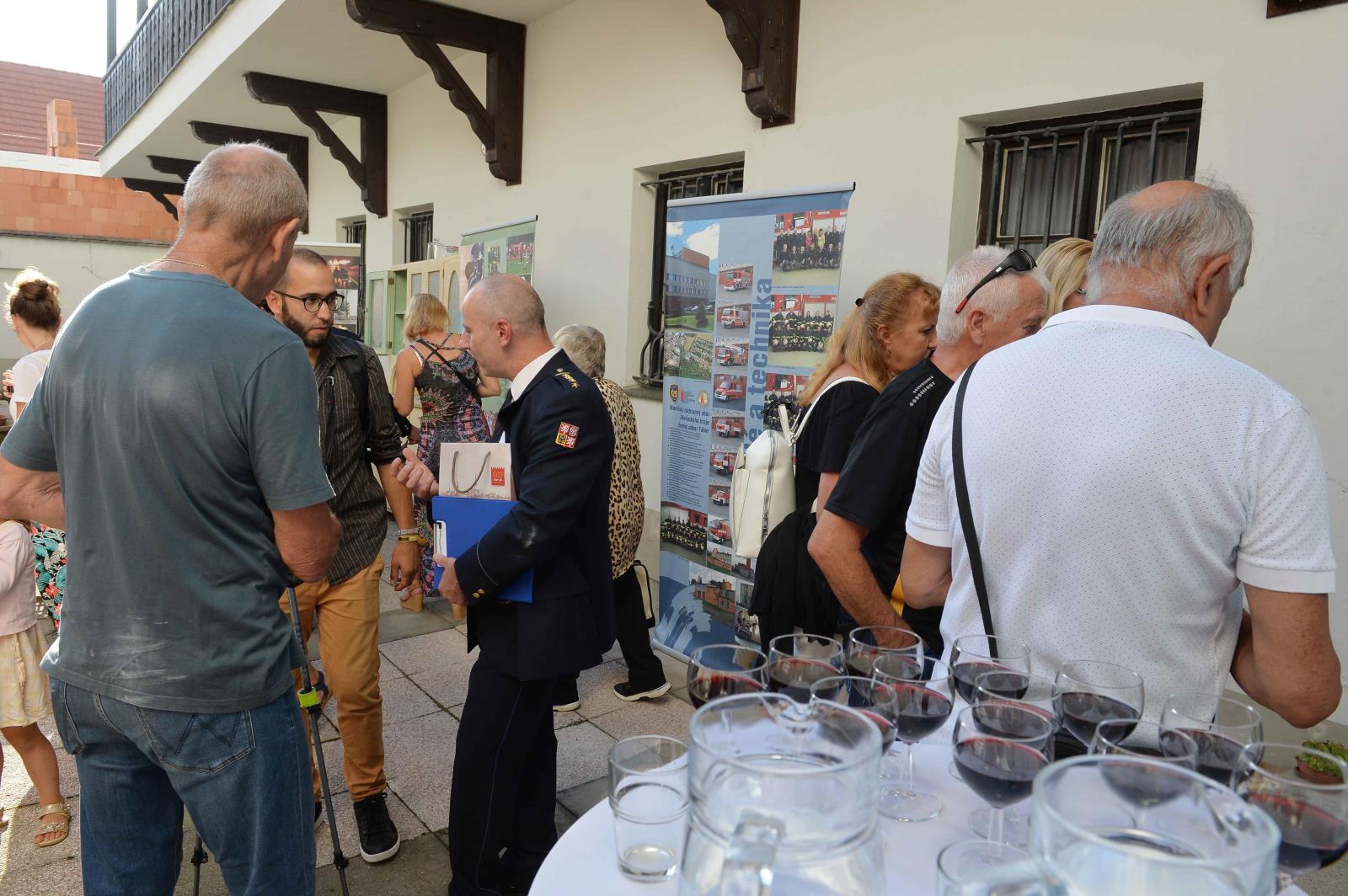 Vernisáž Martina Petráka - V kouři a plamenech, Tábor - 7. 9. 2022 (16).jpg