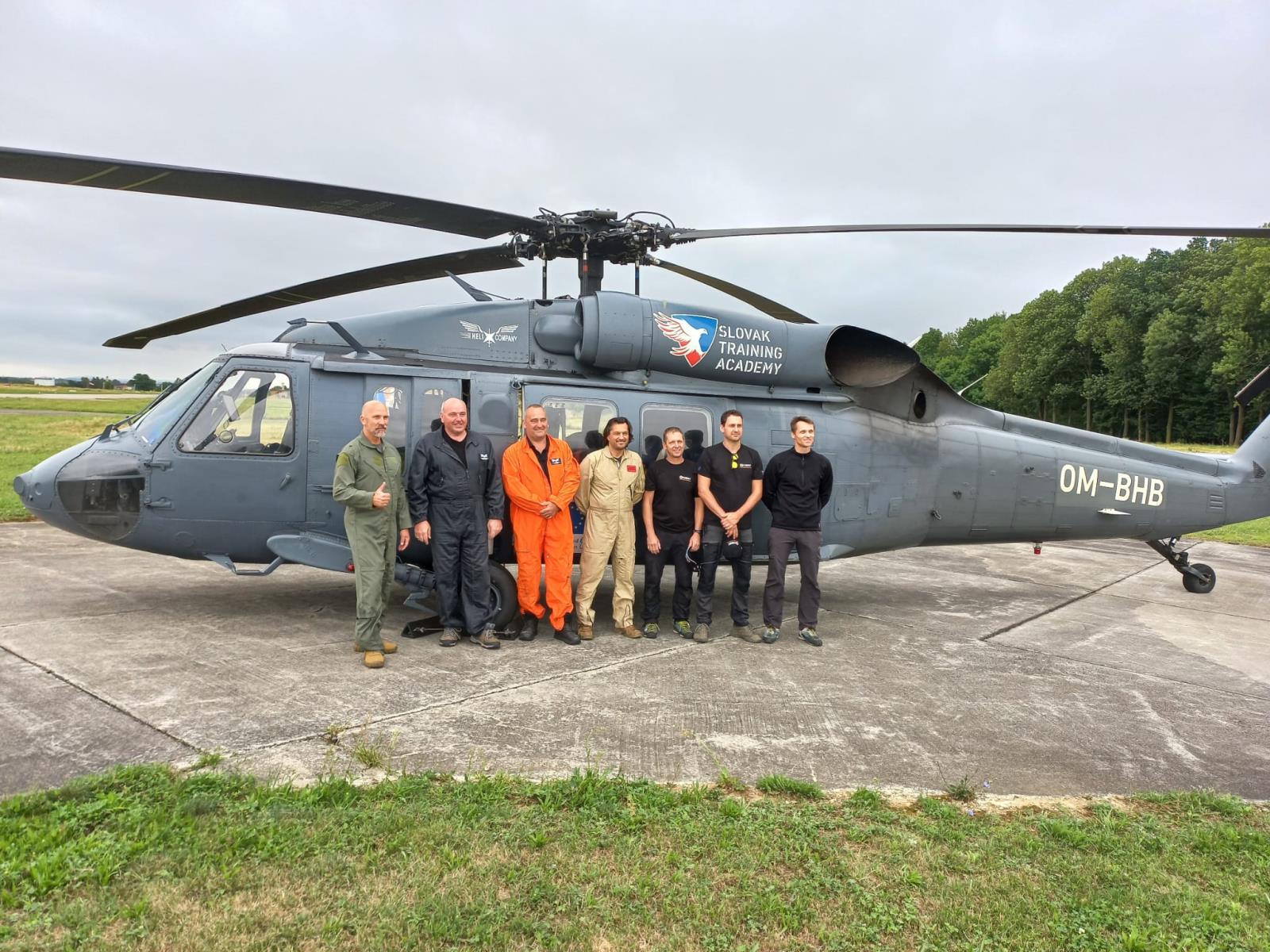 Vrtulník s leteckými záchranáři HZS ČR letí na pomoc s lesním požárem v Bulharsku