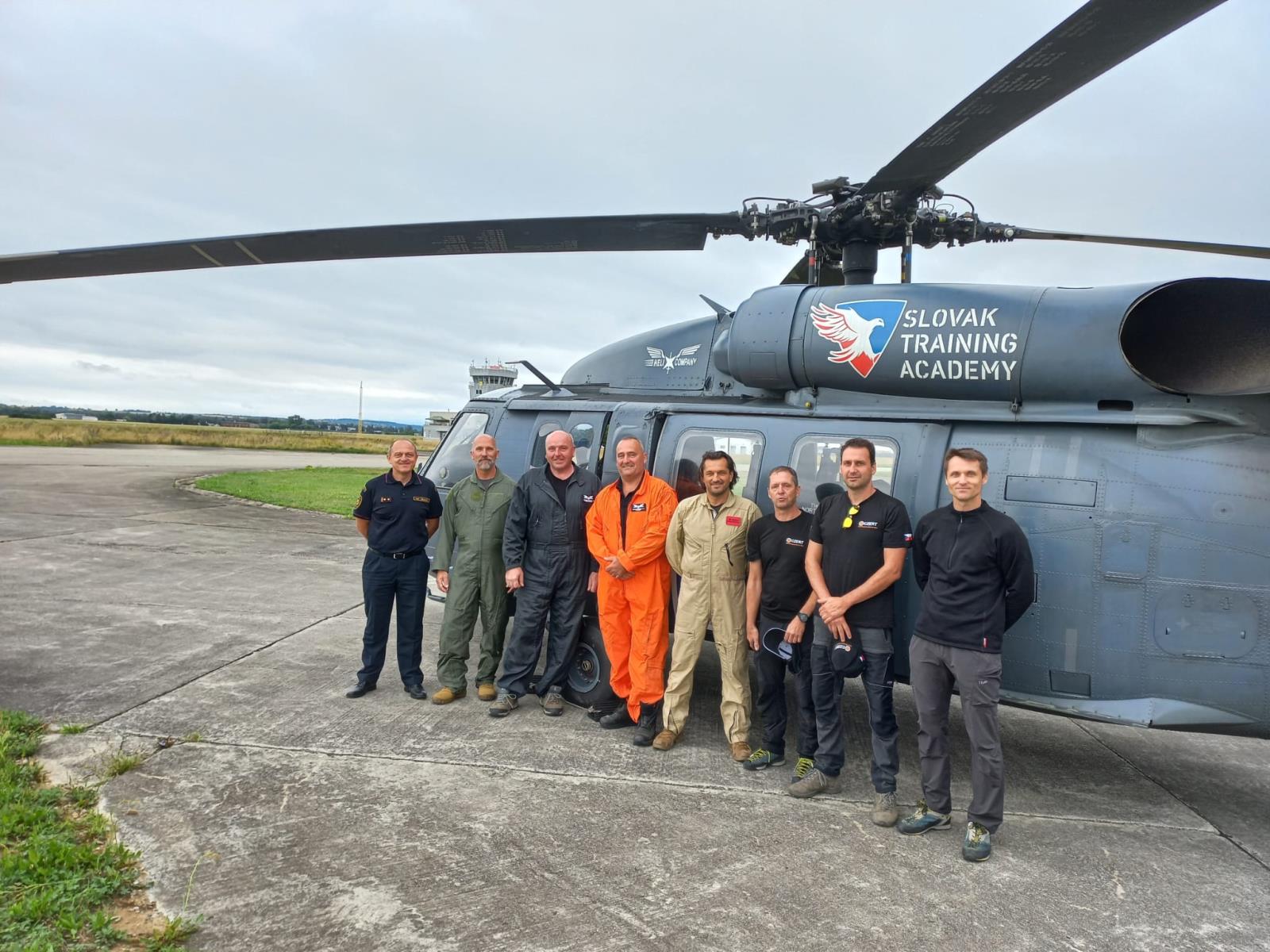 Vrtulník s leteckými záchranáři HZS ČR letí na pomoc s lesním požárem v Bulharsku