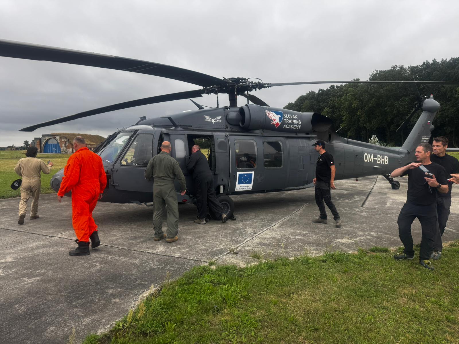 Vrtulník s leteckými záchranáři HZS ČR letí na pomoc s lesním požárem v Bulharsku