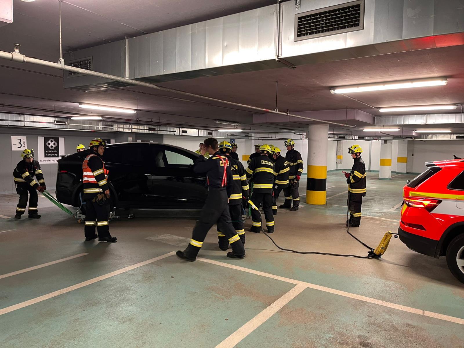 Výcvik - hašení elektromobilu Tesla, Tábor - 29. 2. 2024 (2).jpg