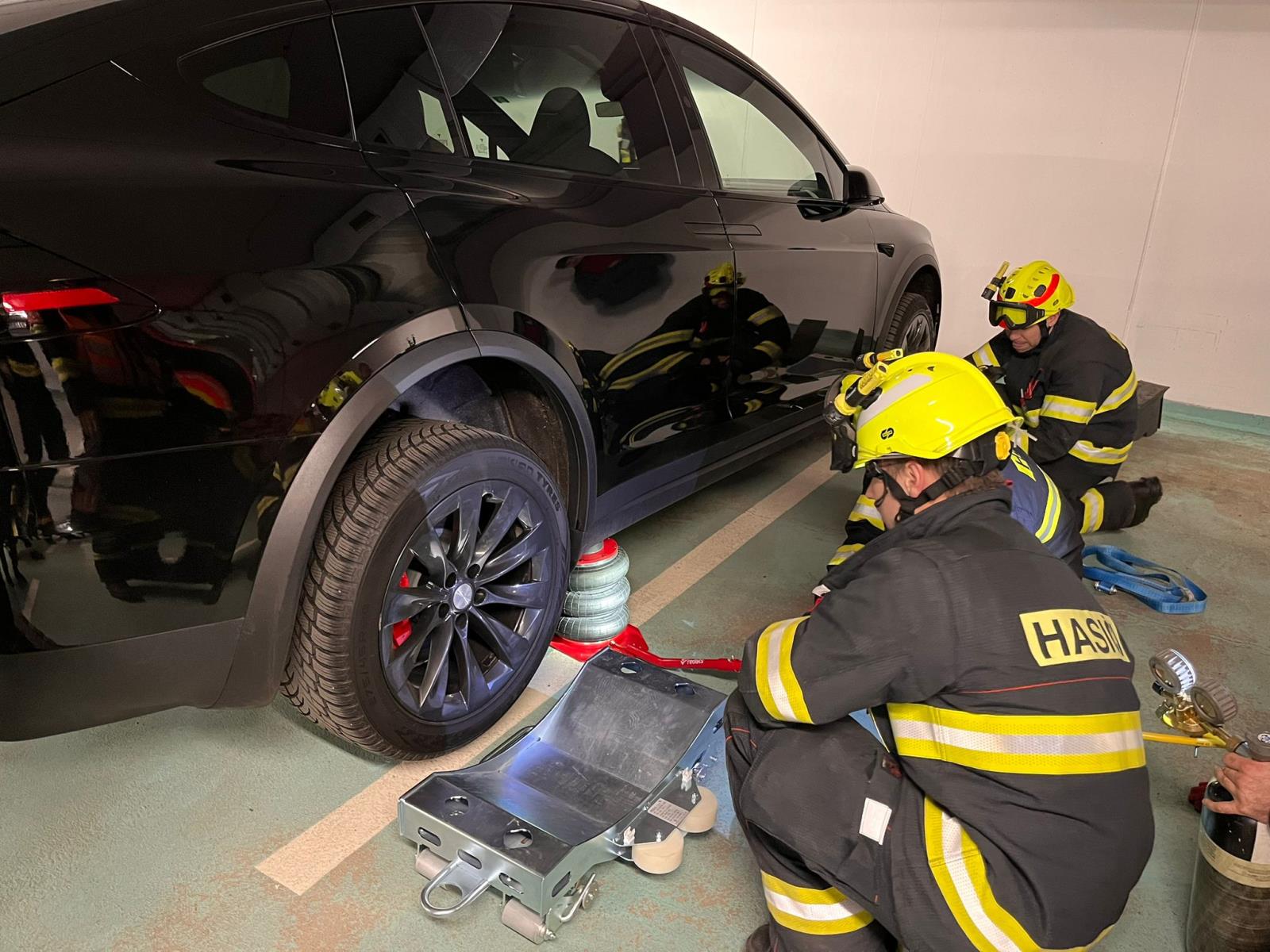 Výcvik - hašení elektromobilu Tesla, Tábor - 29. 2. 2024 (4).jpg