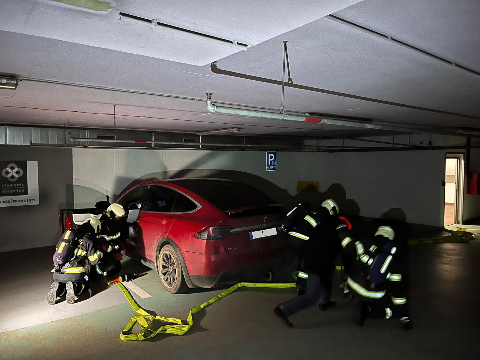Výcvik - hašení elektromobilu Tesla, Tábor - 29. 2. 2024 (8).jpg