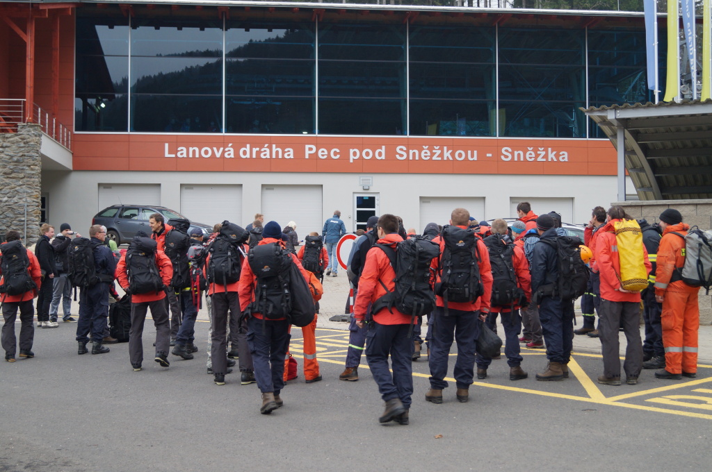 Výcvik hasičů - lezců na lanovce Sněžka.JPG