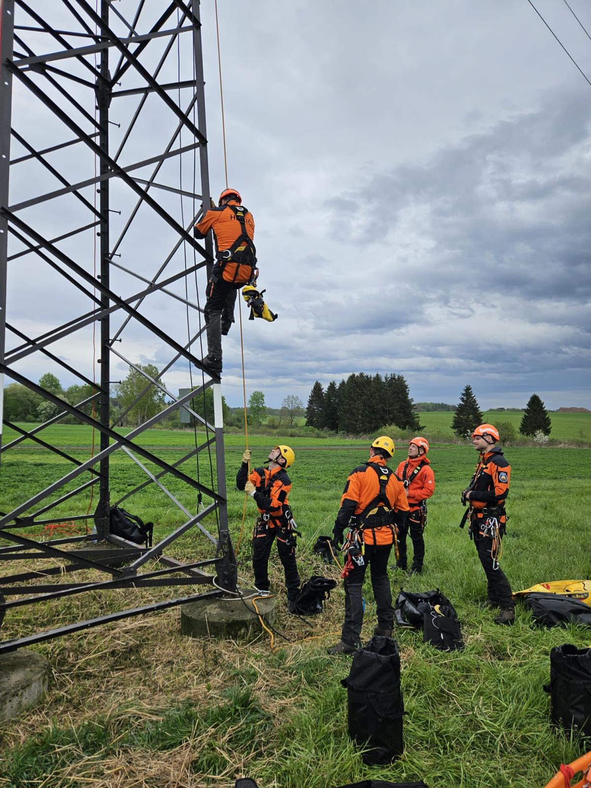 Výcvik lezeckých skupin na stožárech VVN, Olešník (2).jpg