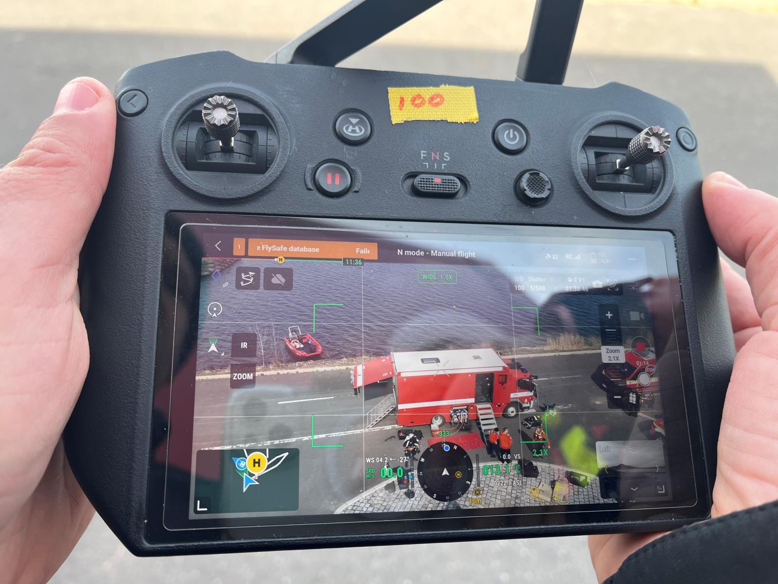 Výcvik na jezeře Most_hasičtí potapěči_foto obrazovky ovladače dronu.jpg