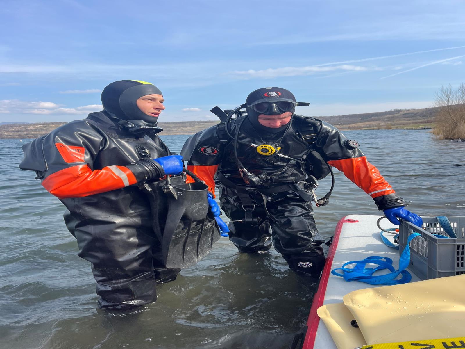 Výcvik na jezeře Most_hasičtí potapěči_stojí ve vodě u břehu.jpg