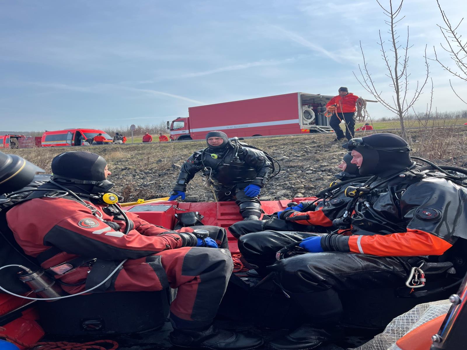 Výcvik na jezeře Most_hasičtí potapěči_teoretická příprava na břehu.jpg