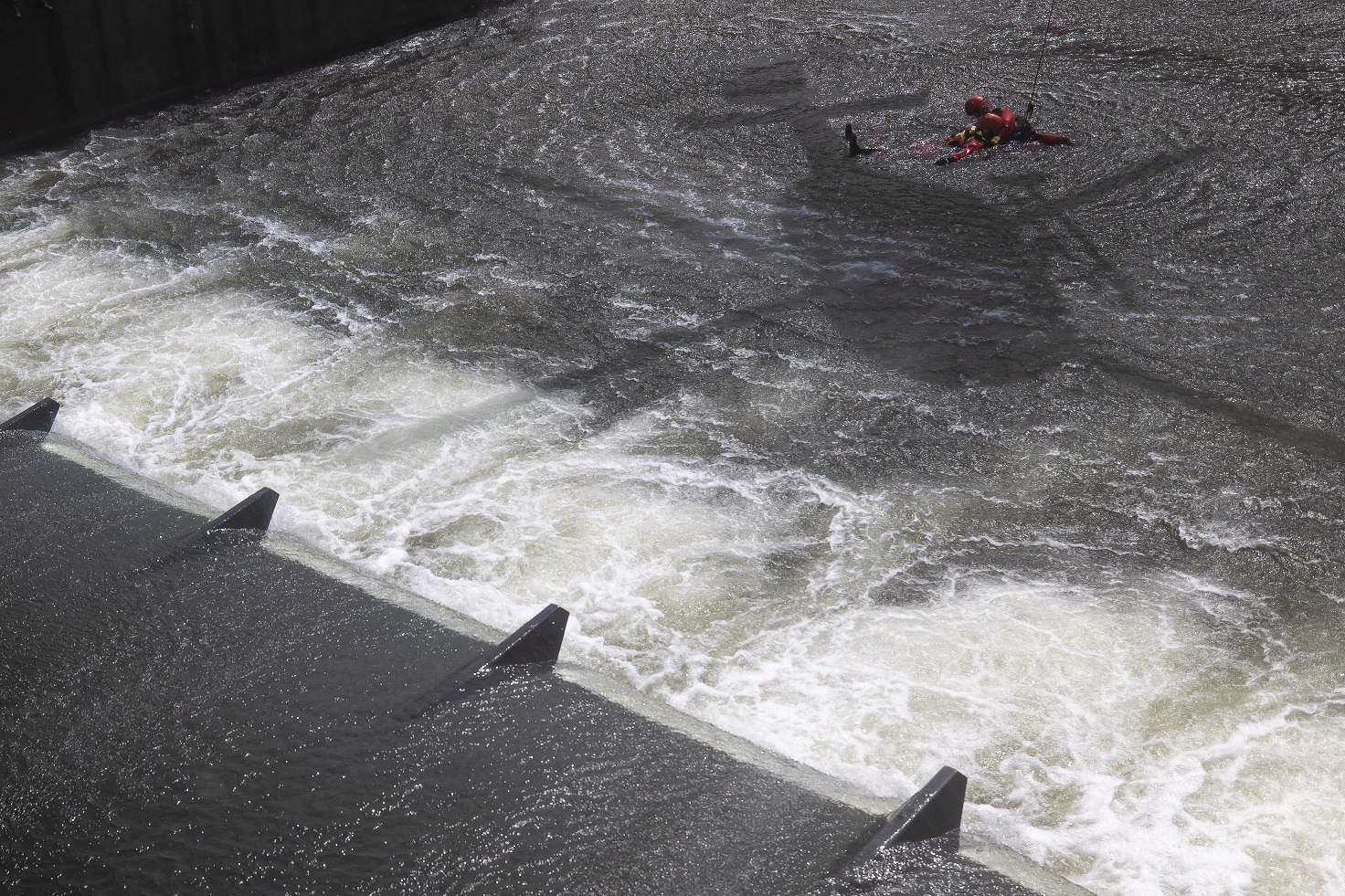 Výcvik na nebezpečném jezu u obce Zlíč za pomoci vrtulníku a leteckého záchranáře