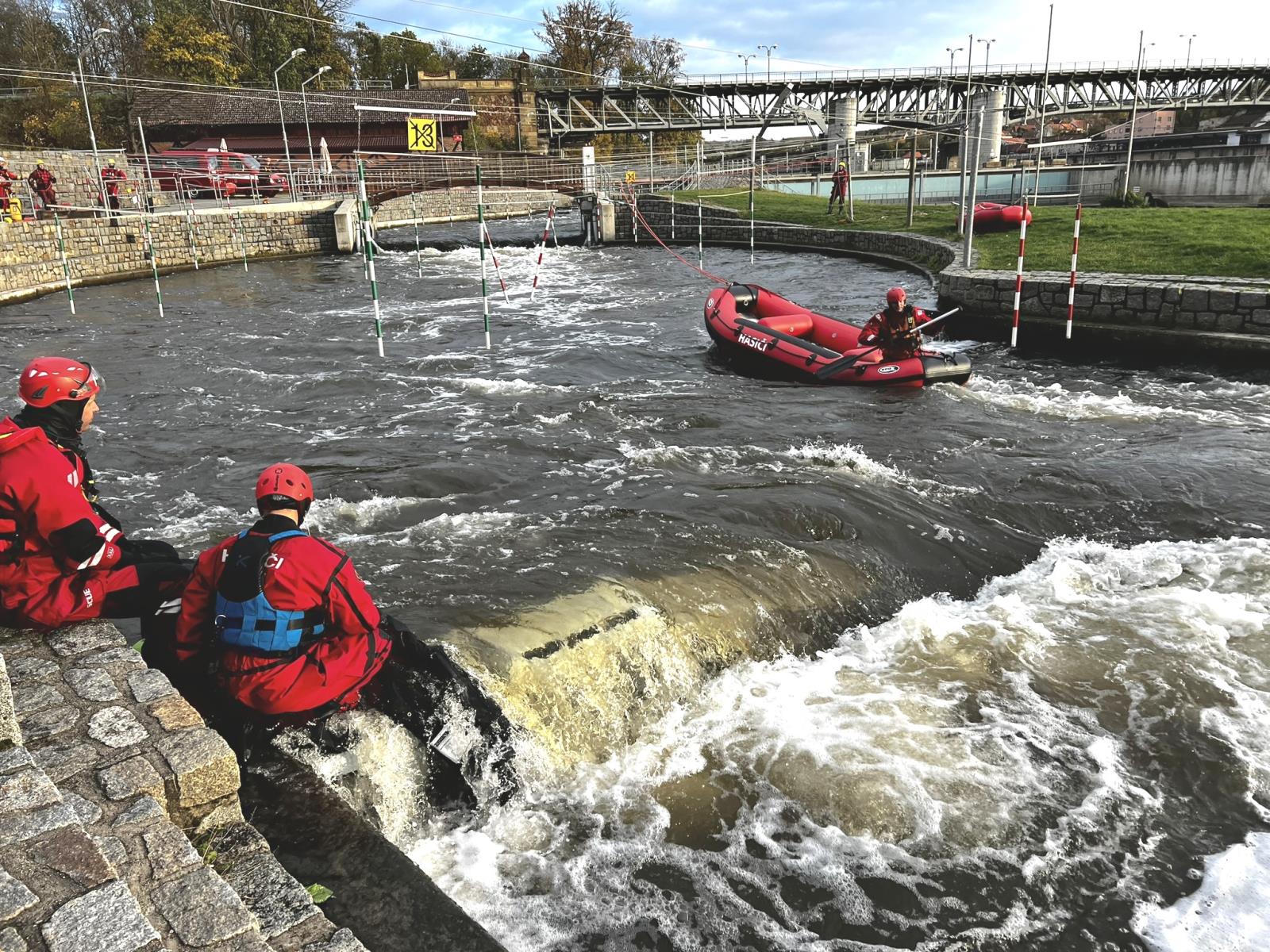 Výcvik v divoké vodě_účastníci si zkouší různé situace a techniky při záchraně na vodě