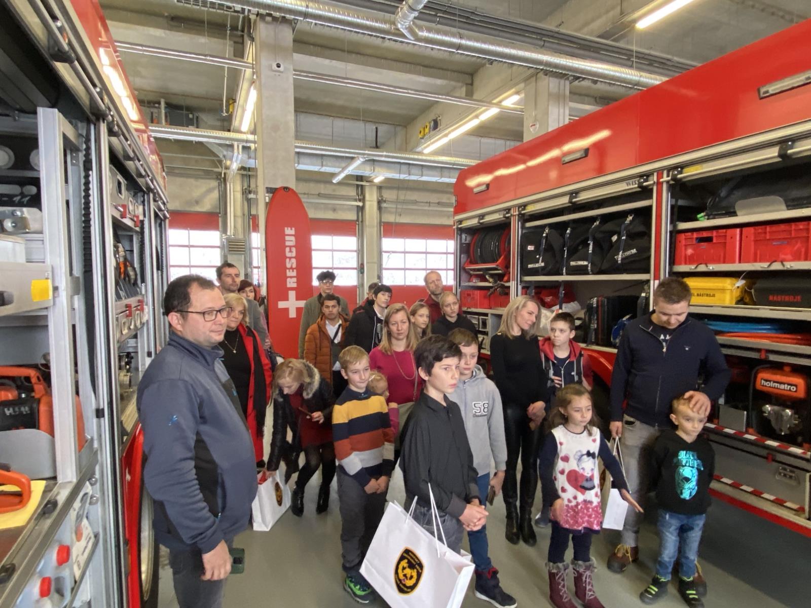 Výherci soutěže při prohlídce stanice, a vybavení hasičů stanice v Praze-Modřanech (10).JPG