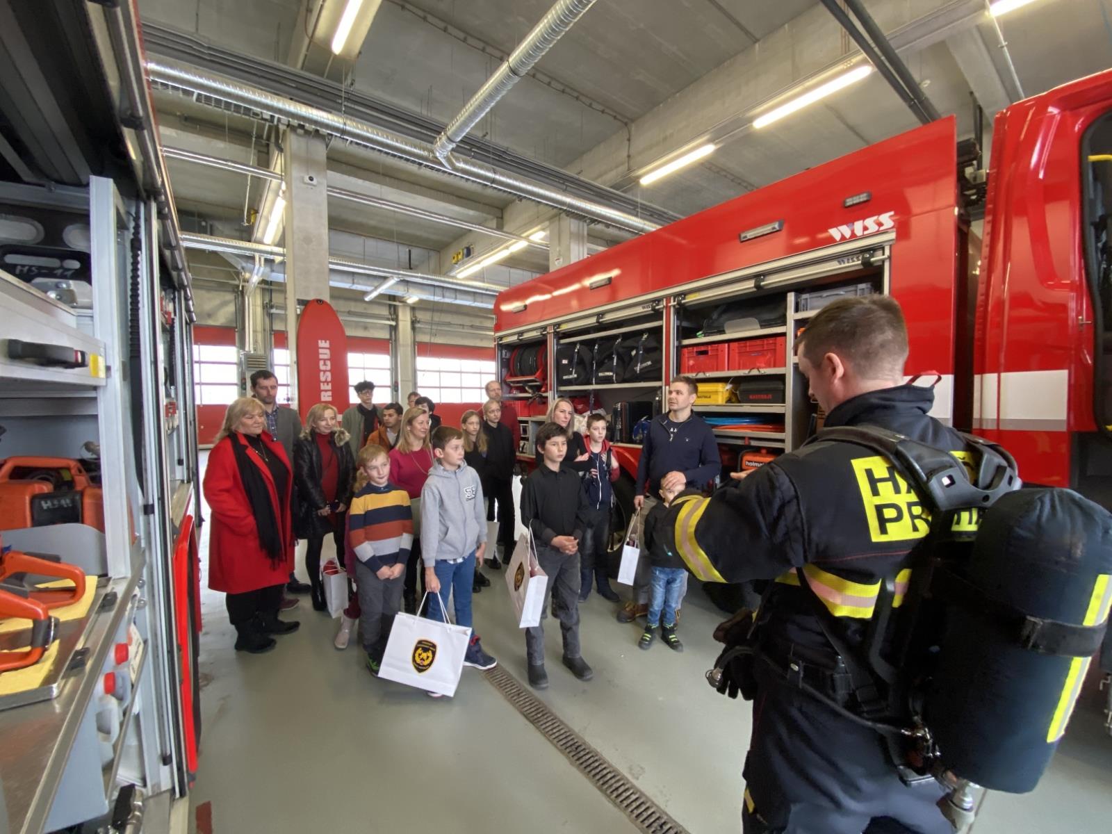 Výherci soutěže při prohlídce stanice, a vybavení hasičů stanice v Praze-Modřanech (6).JPG