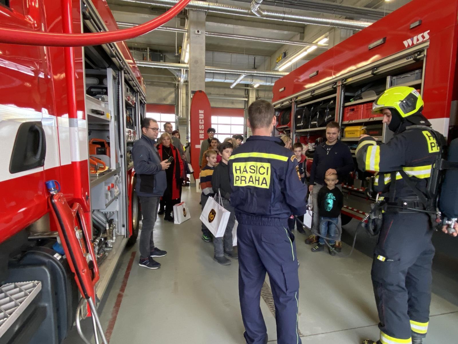 Výherci soutěže při prohlídce stanice, a vybavení hasičů stanice v Praze-Modřanech (9).JPG
