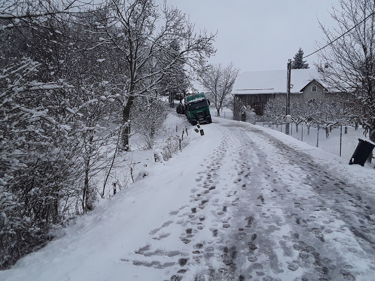 Vyproštění kamionu Janovka (1).jpg