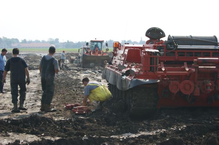 Vyprošťování bagru Nové Kopisty 20.6. 1.jpg