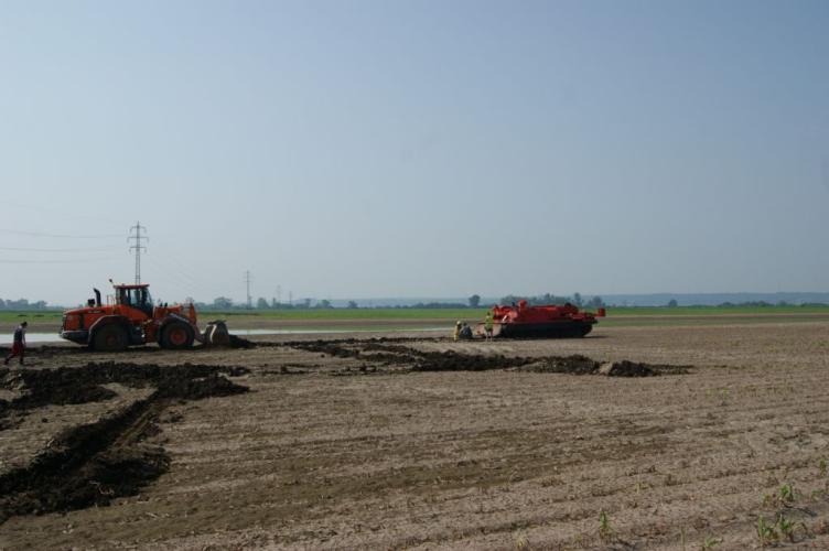 Vyprošťování bagru Nové Kopisty 20.6. 10.jpg