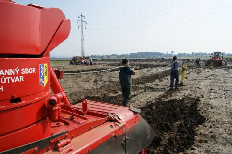 Vyprošťování bagru Nové Kopisty 20.6. 5.jpg
