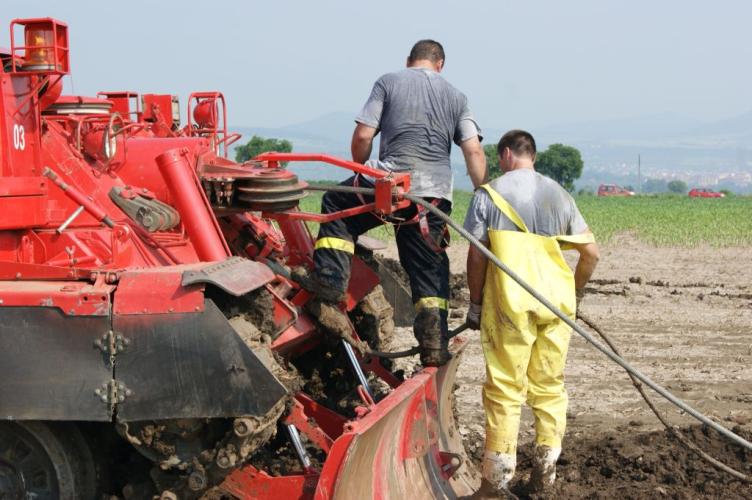 Vyprošťování bagru Nové Kopisty 20.6. 8.jpg