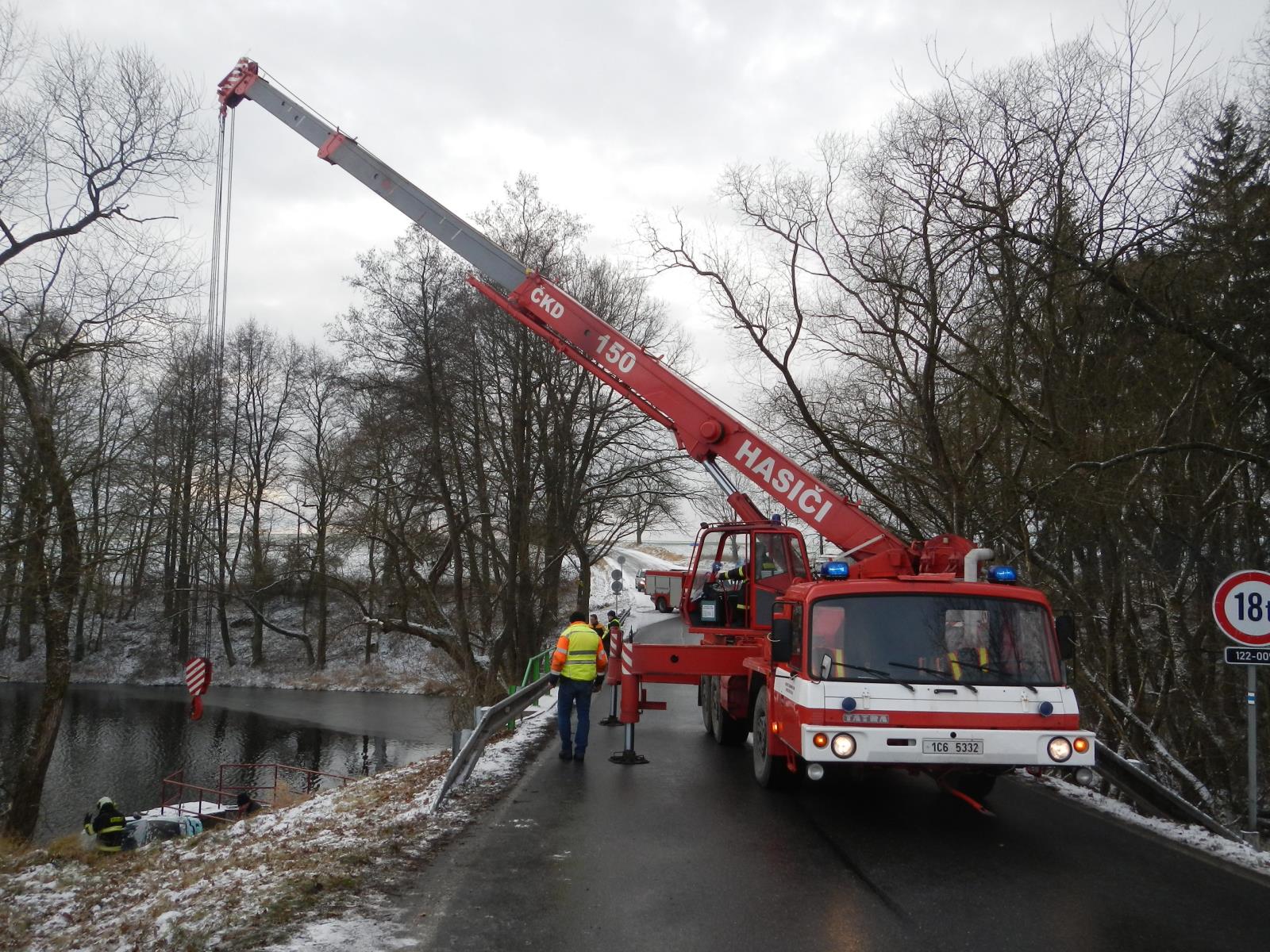 Vytažení OA z rybníka, Sudoměřice u Bechyně - 16. 1. 2018 (4).JPG