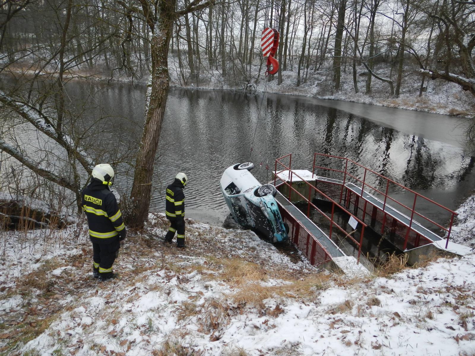 Vytažení OA z rybníka, Sudoměřice u Bechyně - 16. 1. 2018 (5).JPG
