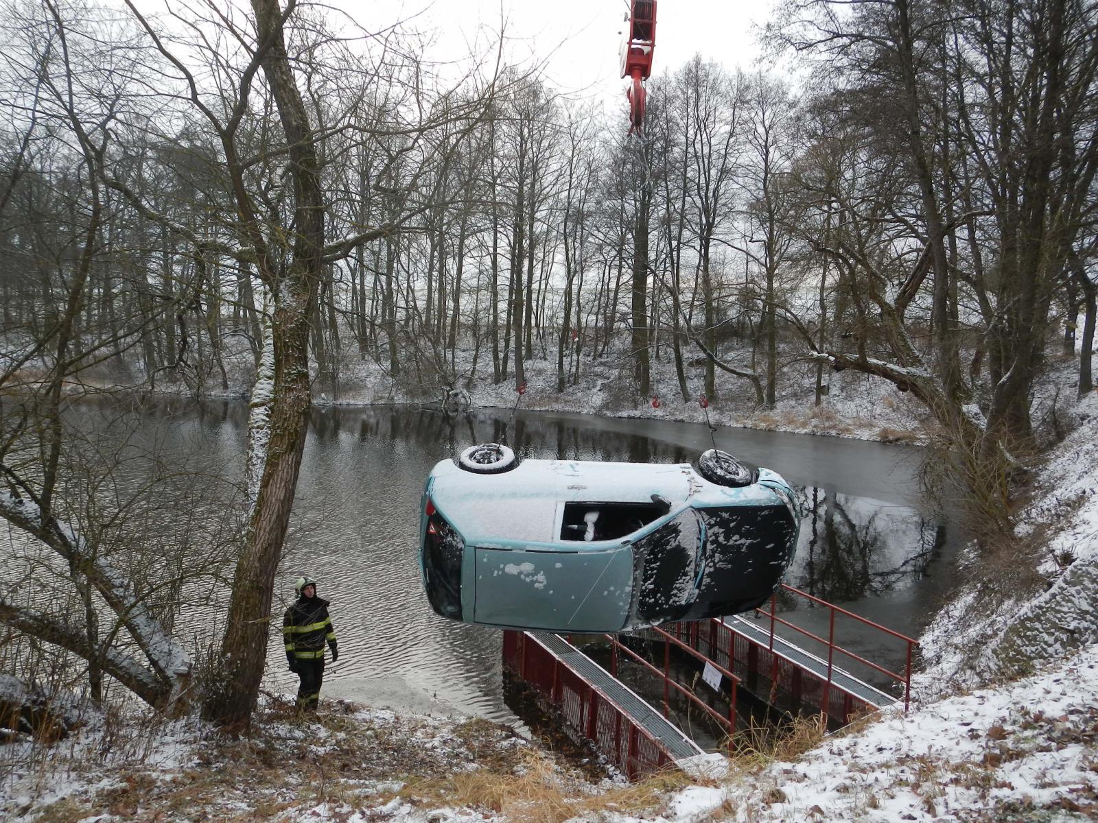 Vytažení OA z rybníka, Sudoměřice u Bechyně - 16. 1. 2018 (6).JPG
