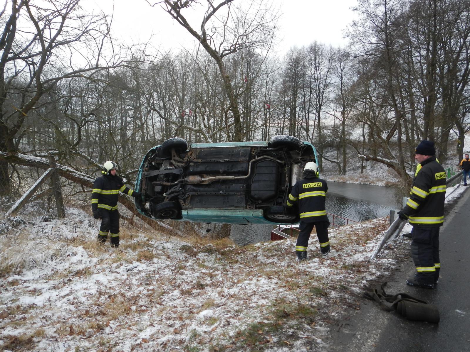 Vytažení OA z rybníka, Sudoměřice u Bechyně - 16. 1. 2018 (7).JPG