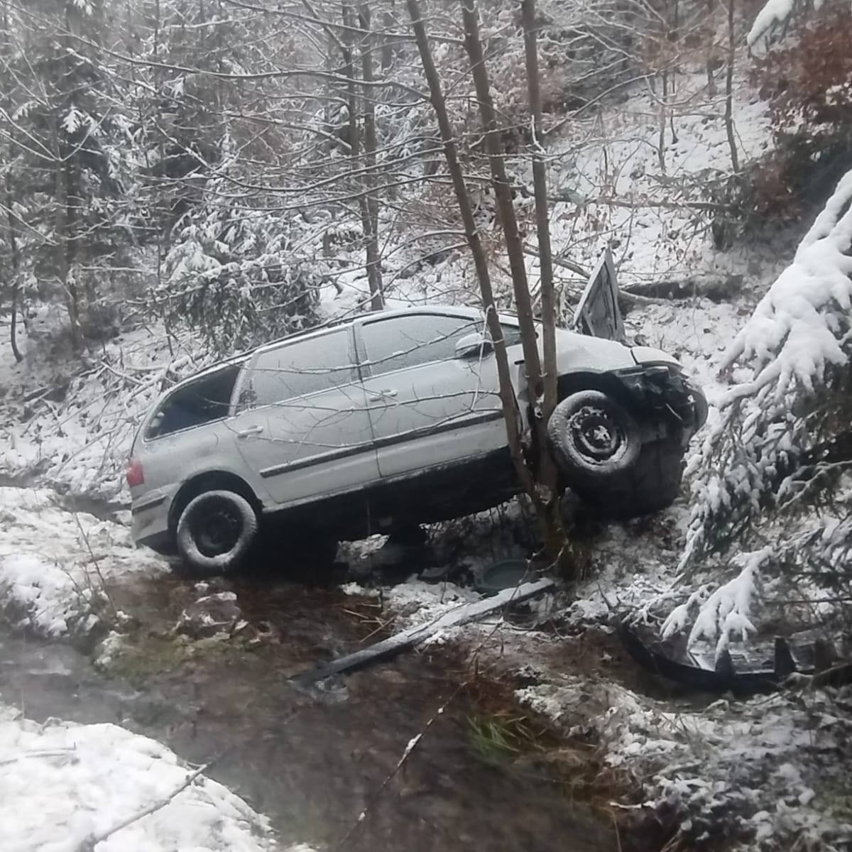 Vytažení auta z koryta potoka.