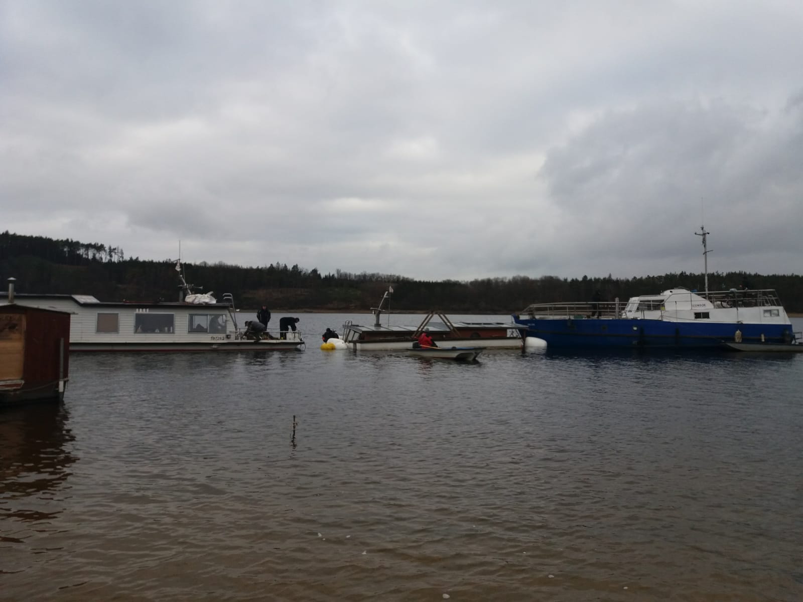 Vyzvednutí potopeného houseboatu, Radava - 5. a 6. 1. 2019 (3).jpg