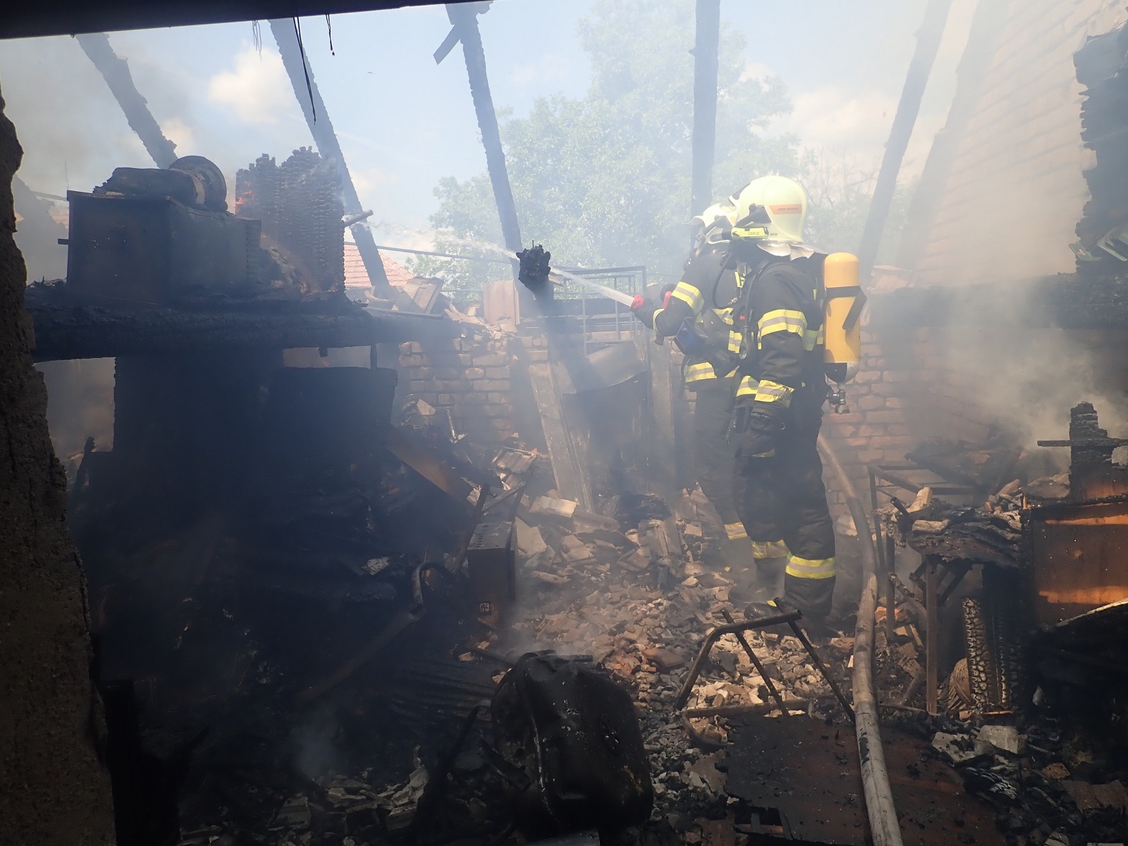 ZLK_Požár RD na Kroměřížsku_Hasiči likvidují požár uvnitř domu.jpg
