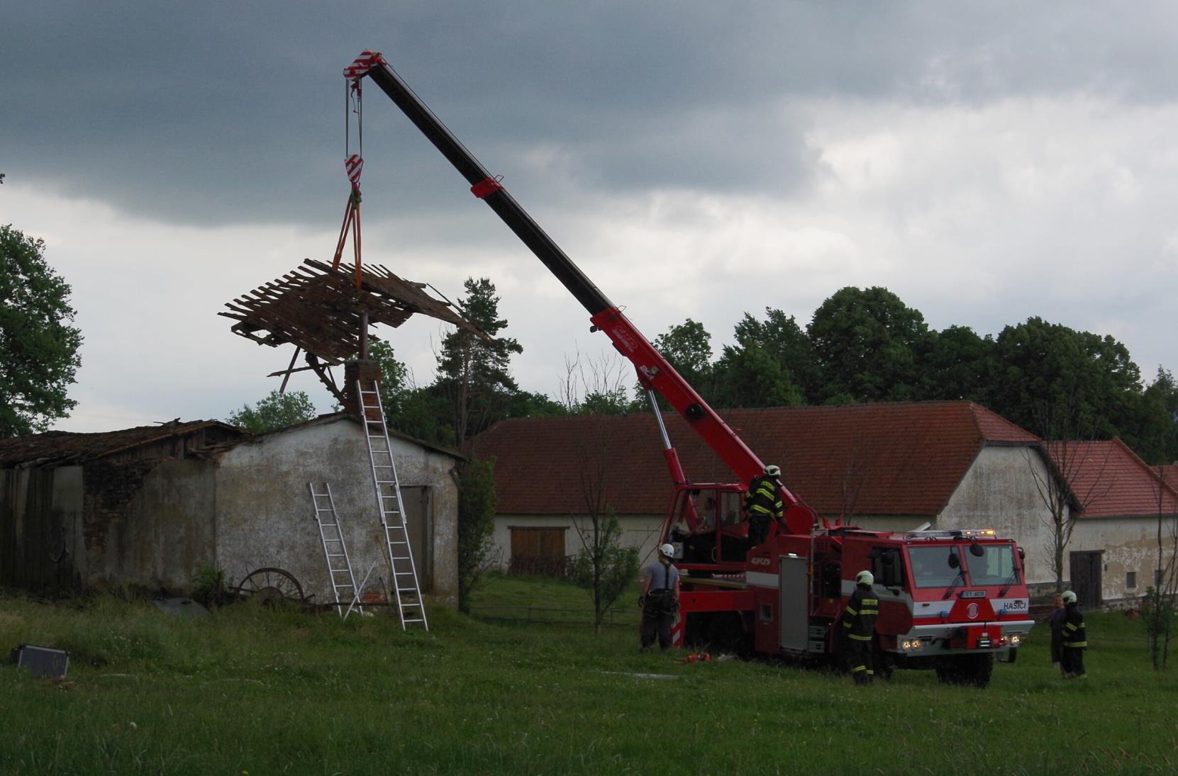 Záchrana koně, Záhostice - 13. 6. 2016 (3).JPG
