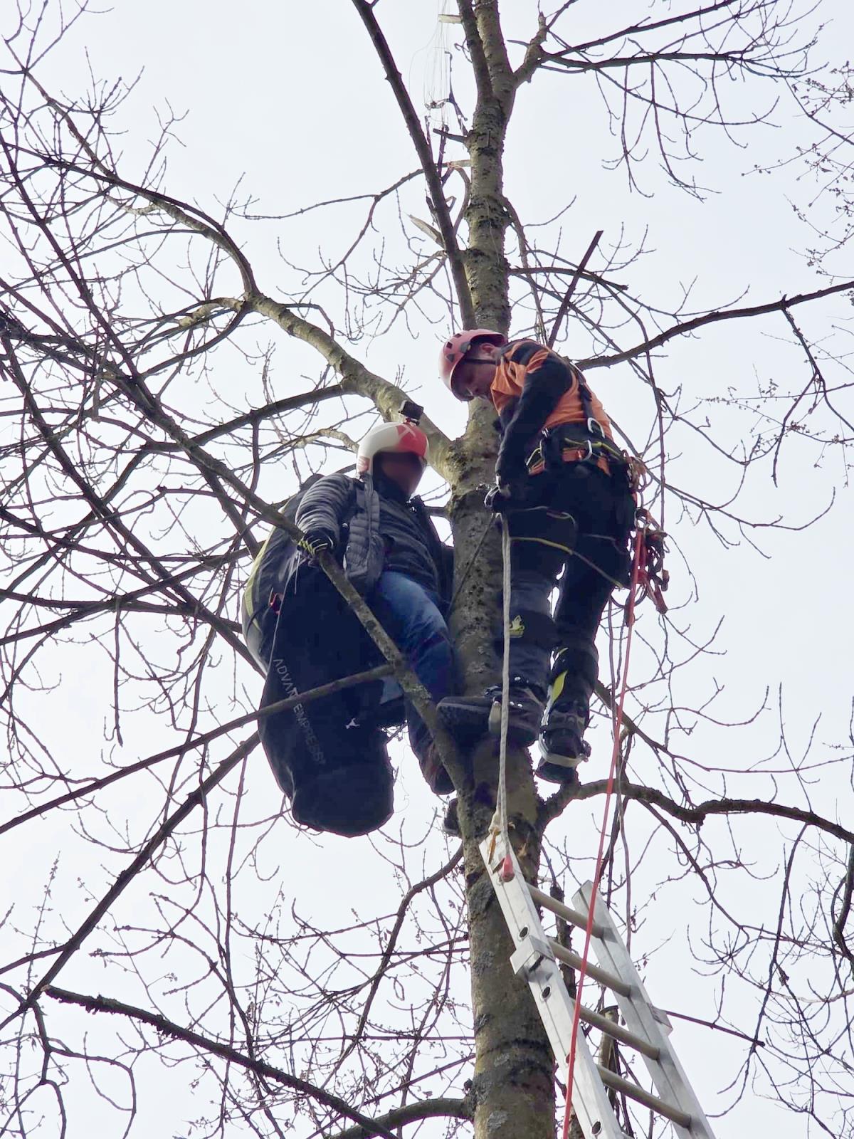 Záchrana paraglidisty Kozákov