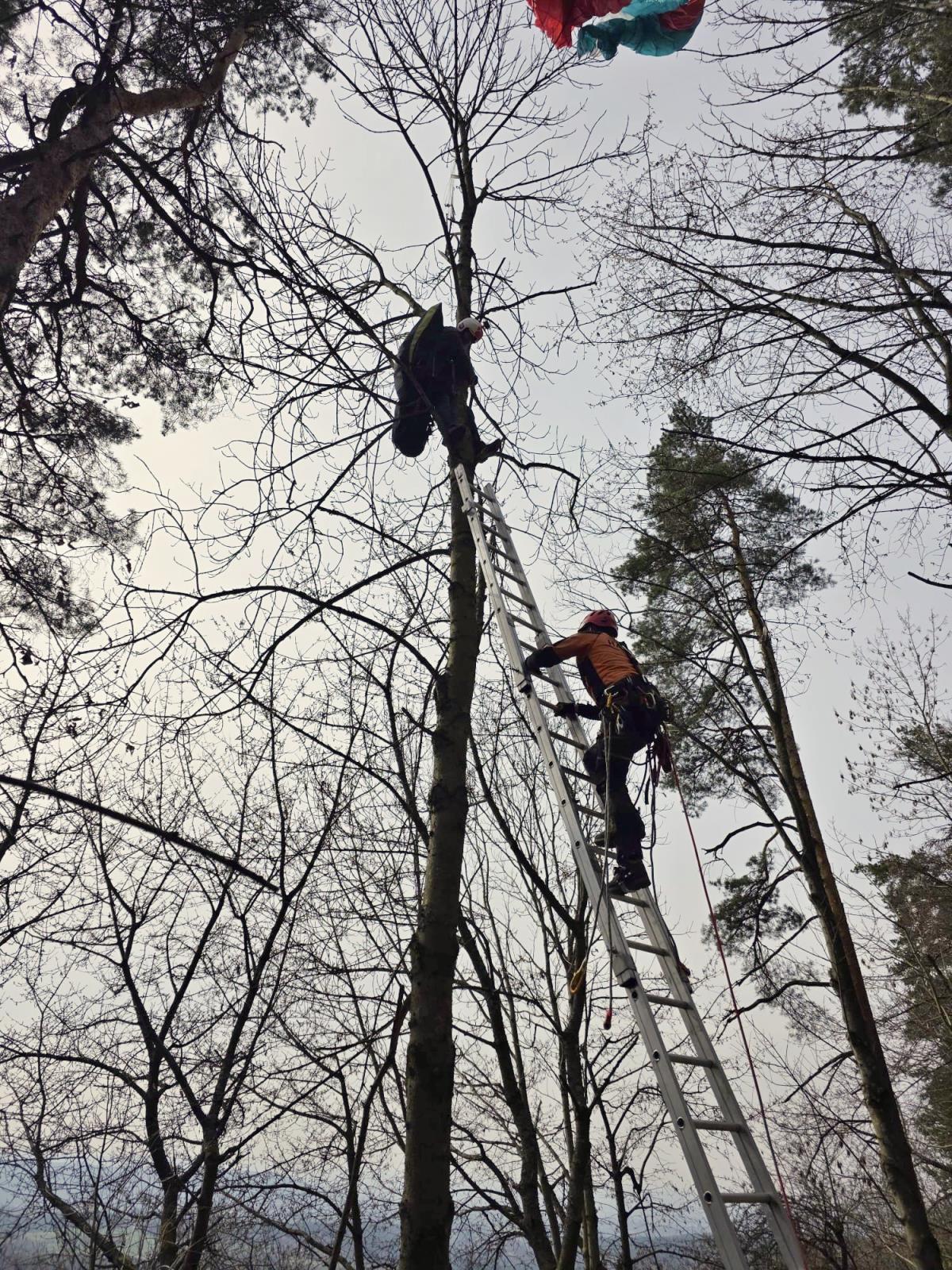 Záchrana paraglidisty Kozákov