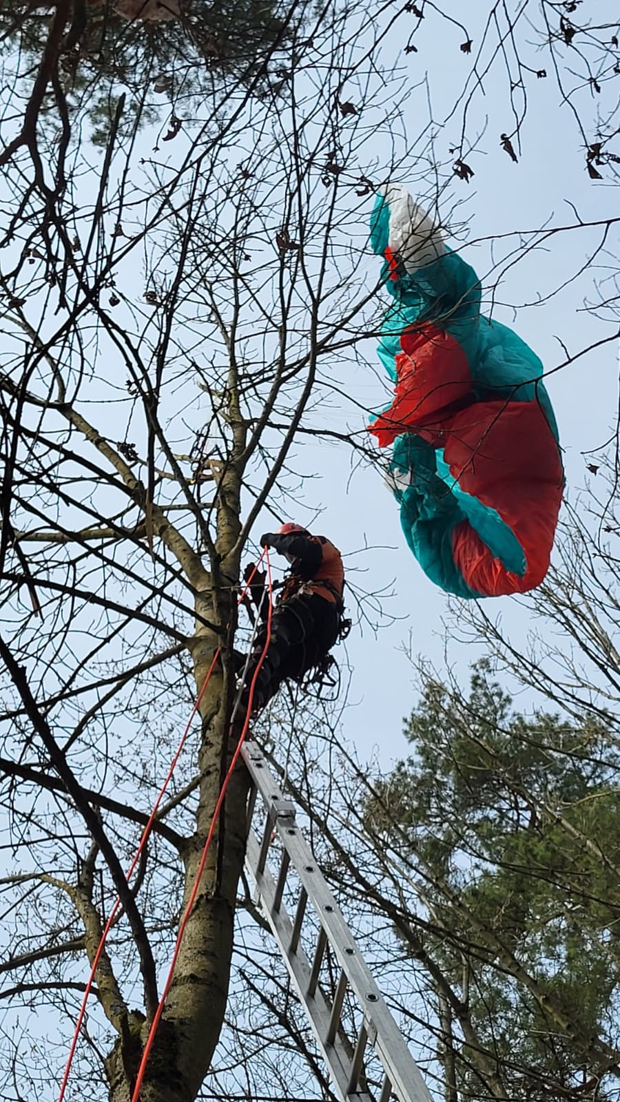 Záchrana paraglidisty Kozákov