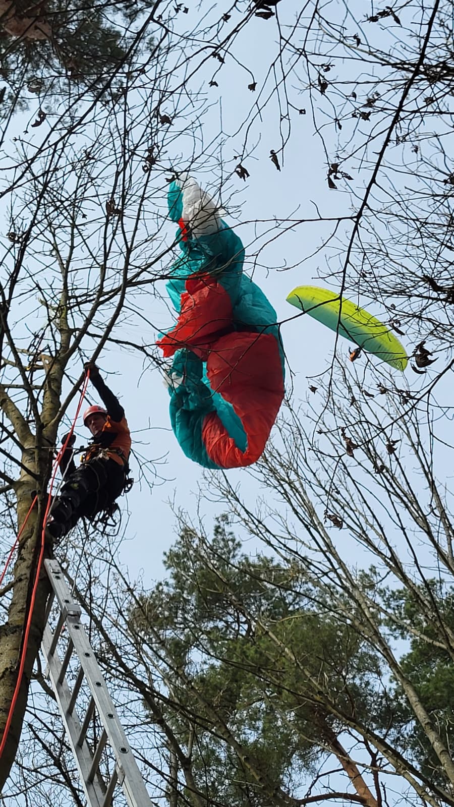 Záchrana paraglidisty Kozákov