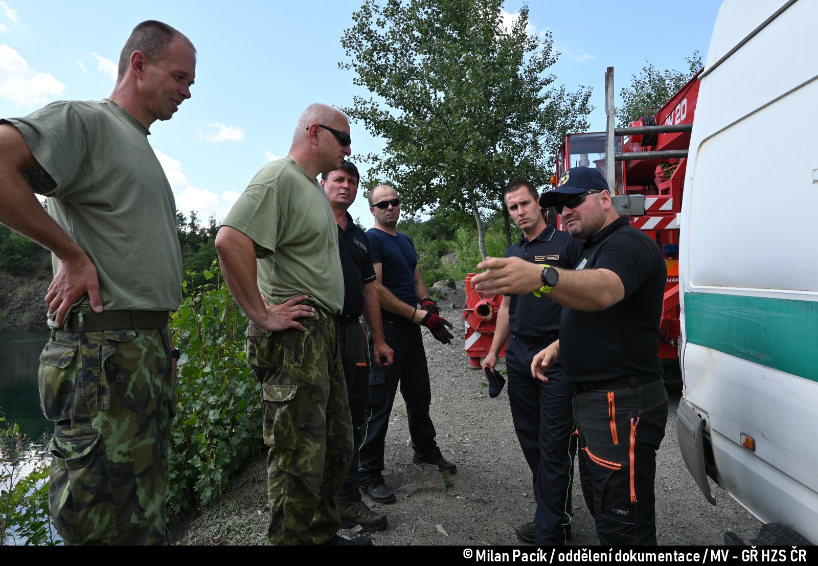 Zahájení činnosti, seznámení účastníků HZS ČR a AČR s BOZP a technologickým postupem.jpg