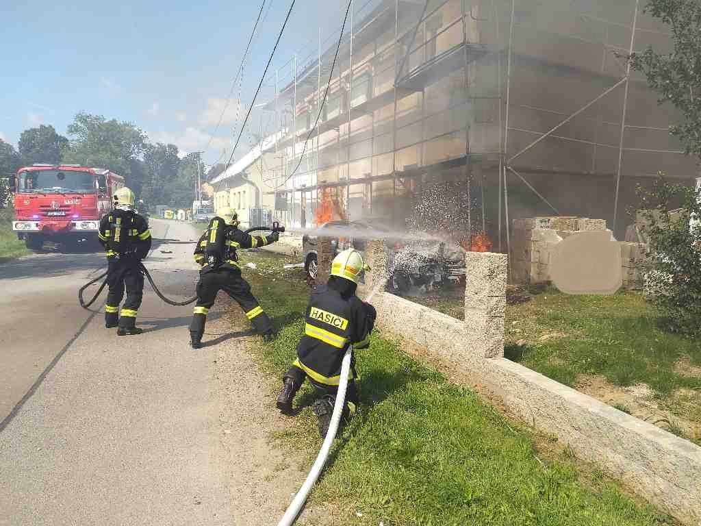auto v plamenech Radiměř1 2.9.2021.jpg