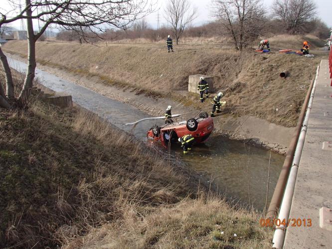 auto v potoce Prunéřov 1.jpg