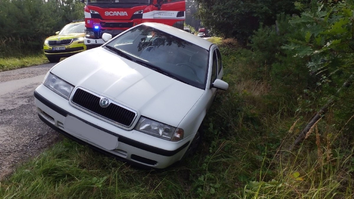 auto v příkopu Poběžovice u Holic 1.9.2021.jpg