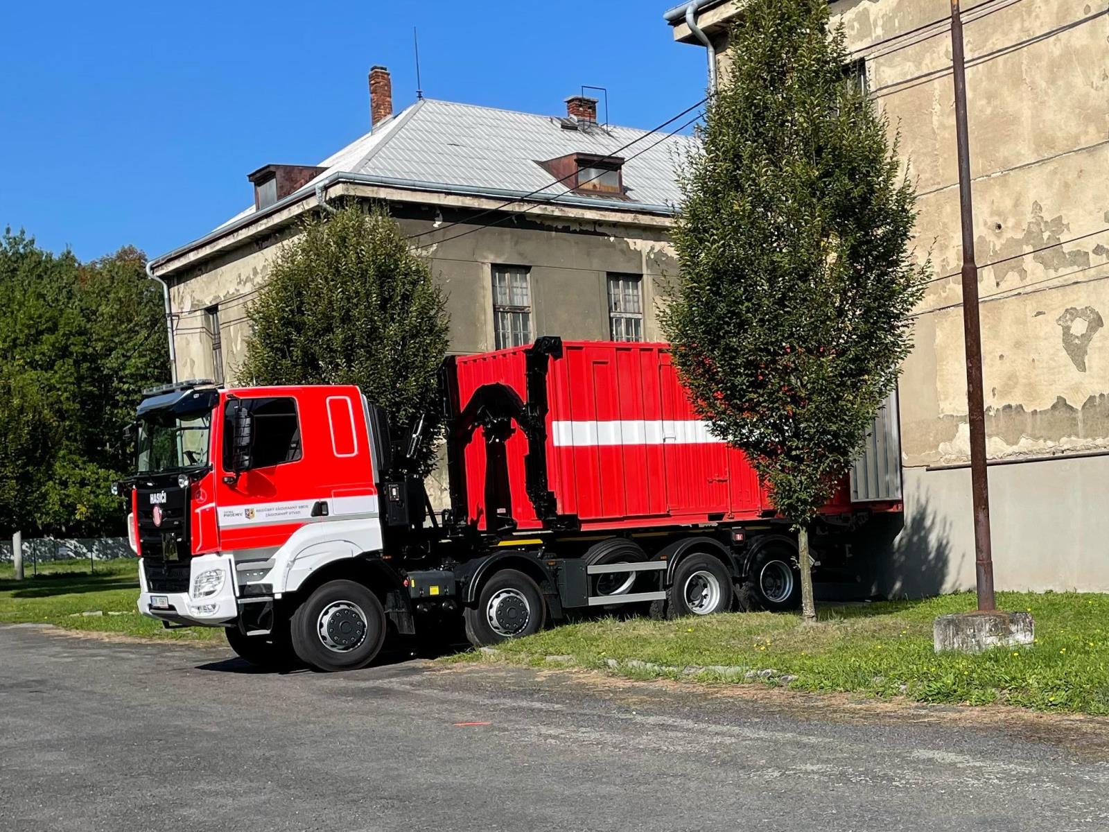 automobilní nosič kontejnerů.jpg