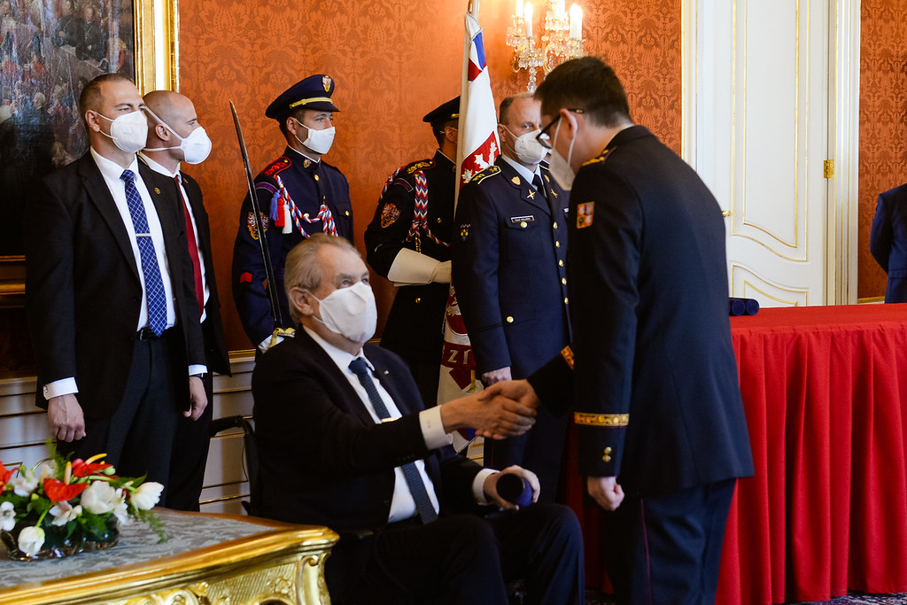 brig. gen. Ing. Daniel Miklós, MPA si podává ruku s prezidentem Milošem Zemanem.jpeg