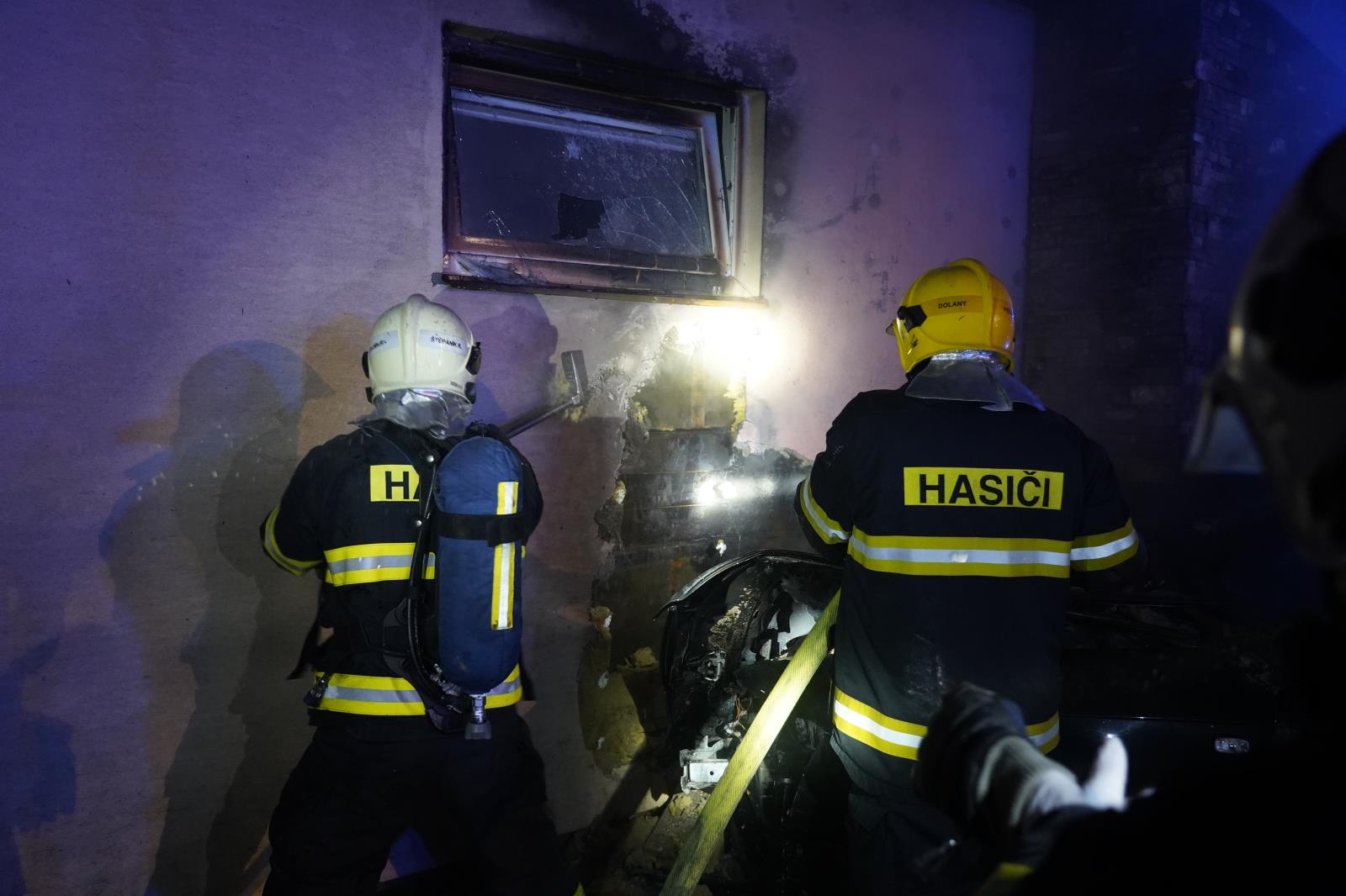 dopravni nehoda s pozarem vozidel a rodinneho domku Dolany