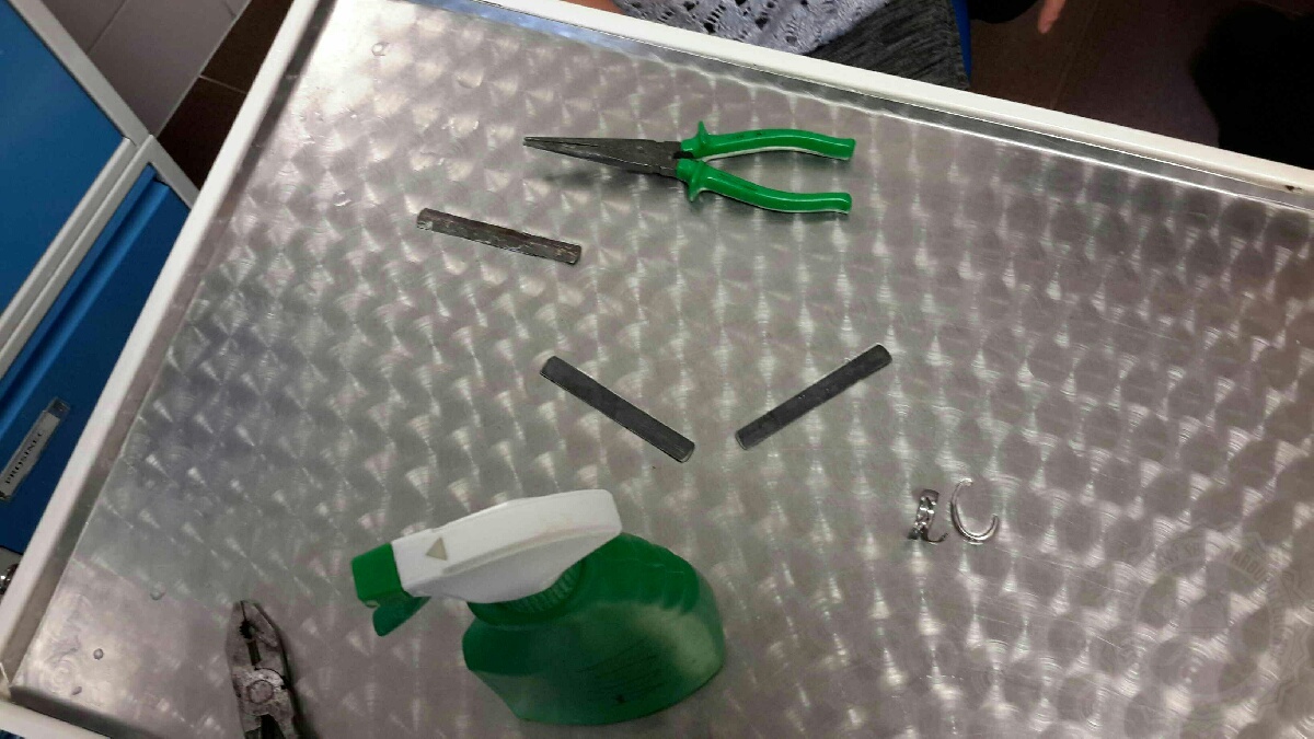 hasiči sundávají prstýnek z oteklého prstu v Nemocnici Chrudim.jpg