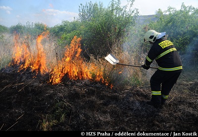 iIustrační foto - likvidace požáru travního porostu, duben 2014