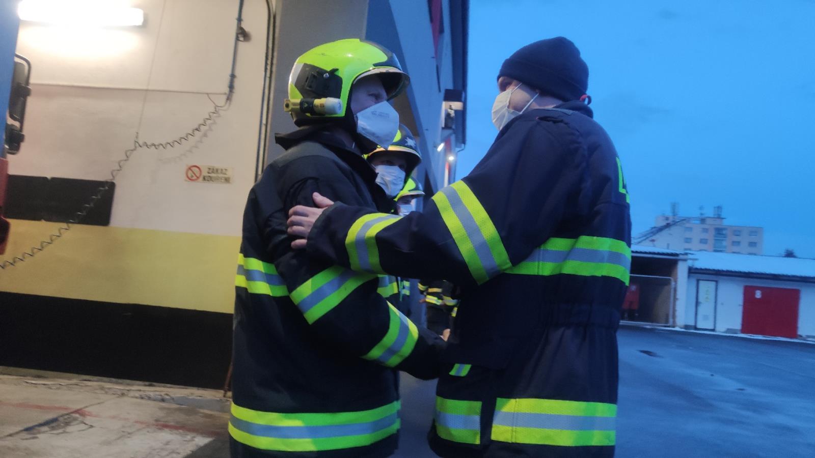 kolegové ze směny se loučí s odcházejícím Milošem Paroubkem  (1).jpg