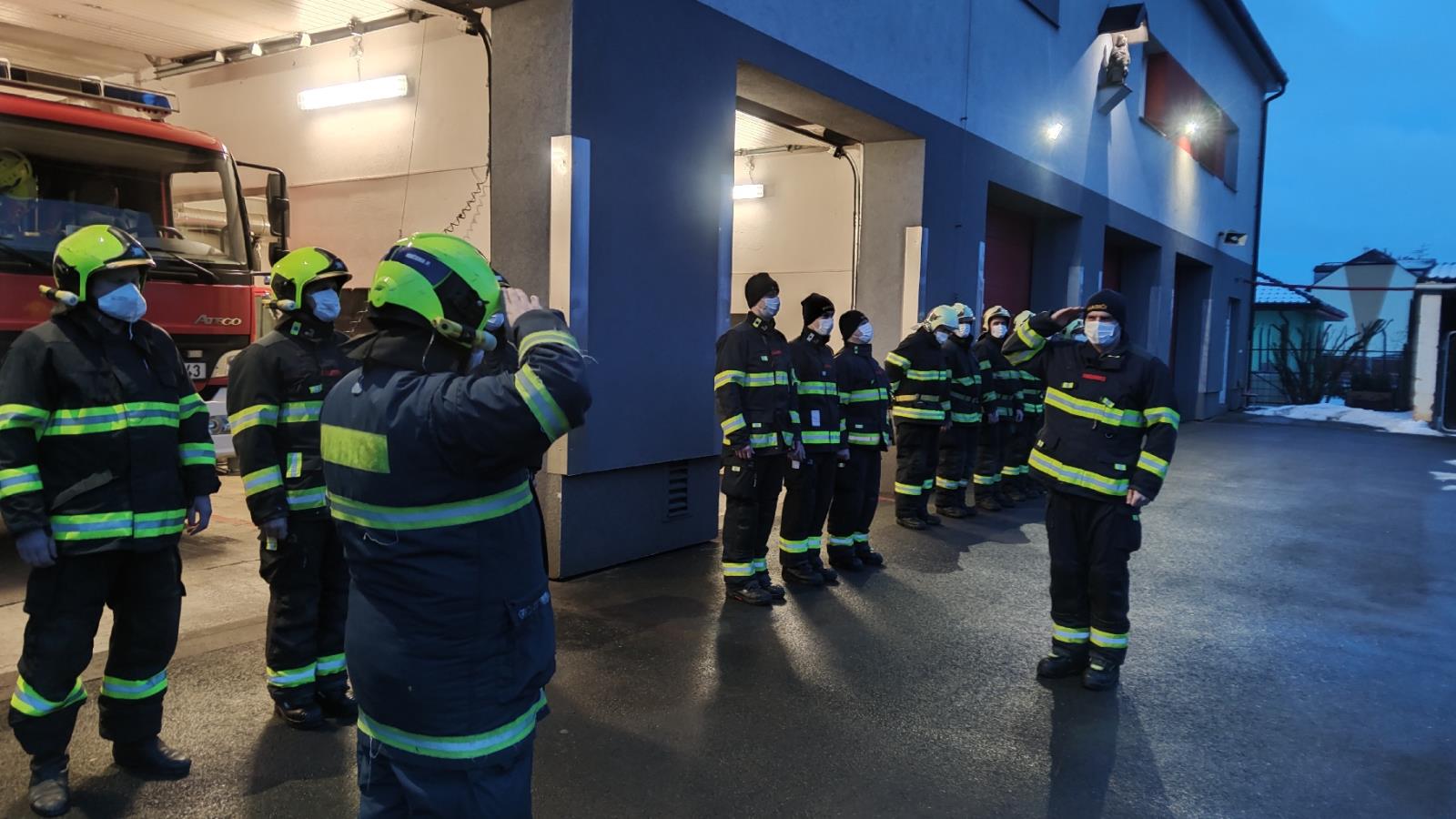 kolegové ze směny se loučí s odcházejícím Milošem Paroubkem  (2).jpg