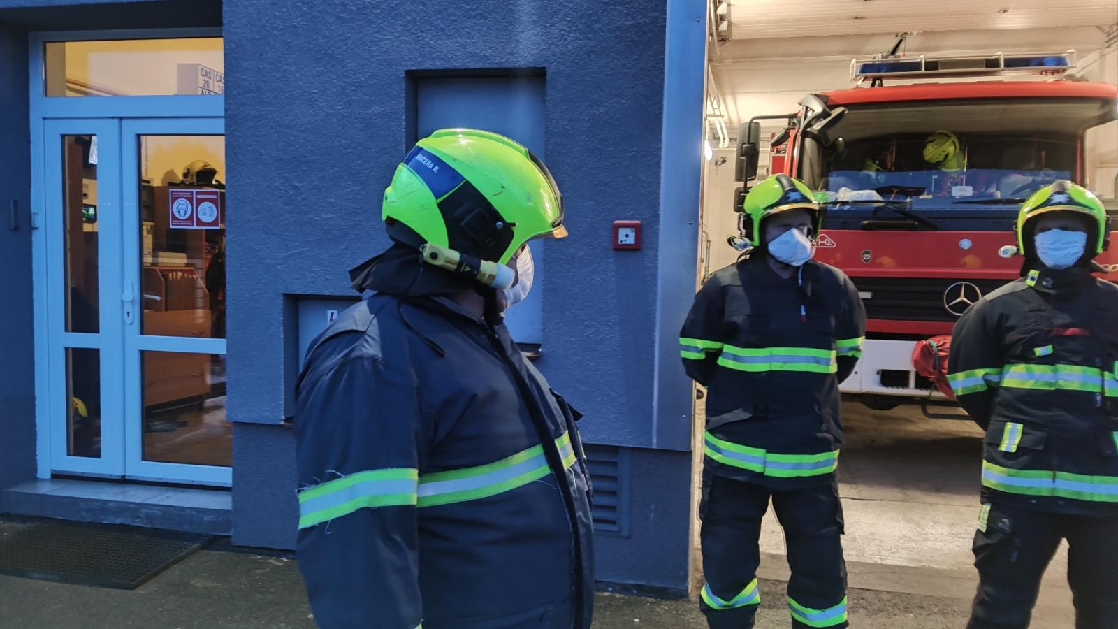 kolegové ze směny se loučí s odcházejícím Milošem Paroubkem  (3).jpg